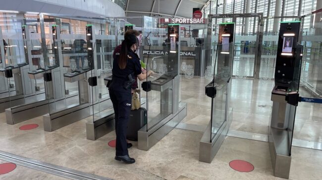 La falta de una puerta en el filtro policial de   Barajas permite que un extranjero se cuele