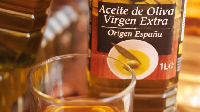 Facua denuncia un posible pacto en los precios del aceite de oliva en ocho supermercados