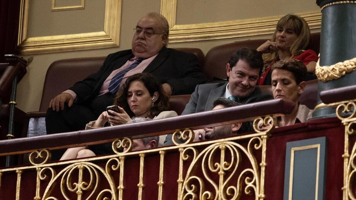 El equipo de Ayuso admite su insulto a Sánchez desde la tribuna: «Es lo mínimo que se merece»