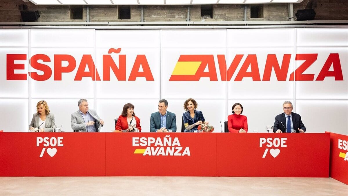 El PSOE se renueva y añade la bandera nacional en su lema ‘España avanza’
