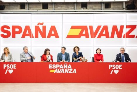 El PSOE se renueva y añade la bandera nacional en su lema 'España avanza'