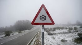 Situación anticiclónica en Península y Baleares, con nieve en Pirineos y más frío