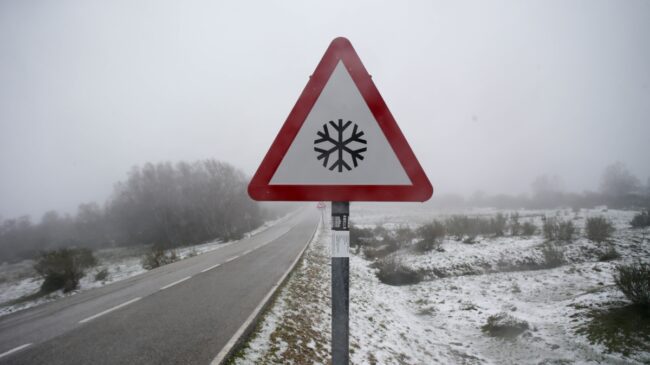 Situación anticiclónica en Península y Baleares, con nieve en Pirineos y más frío
