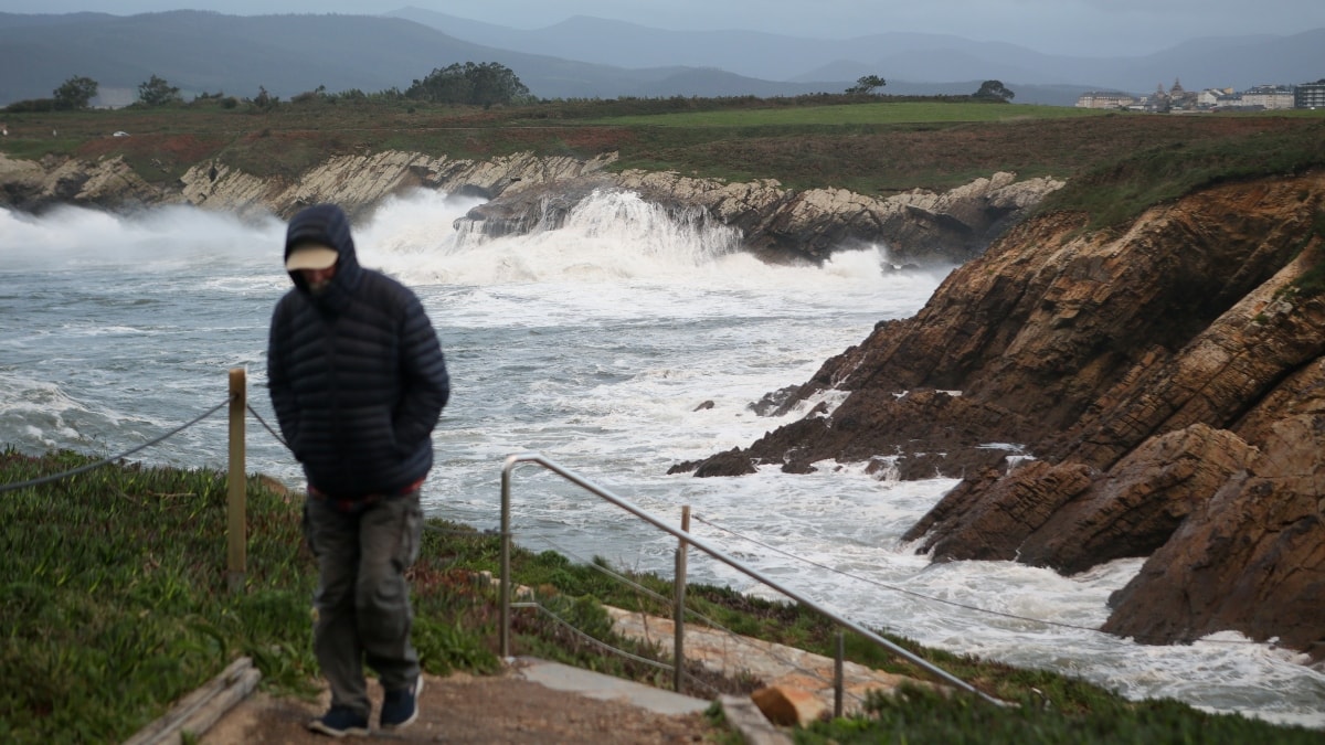 Fuerte viento en el levante y bajada de temperaturas generalizada en casi toda España