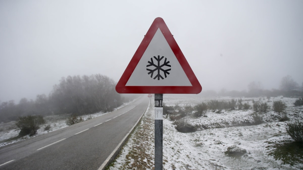 Situación anticiclónica en Península y Baleares, con nieve en Pirineos y más frío