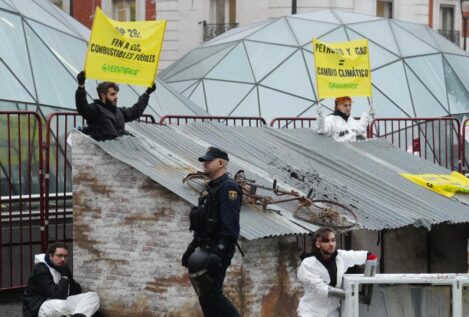 Activistas de Greenpeace recrean un «desastre climático» en la madrileña Puerta del Sol