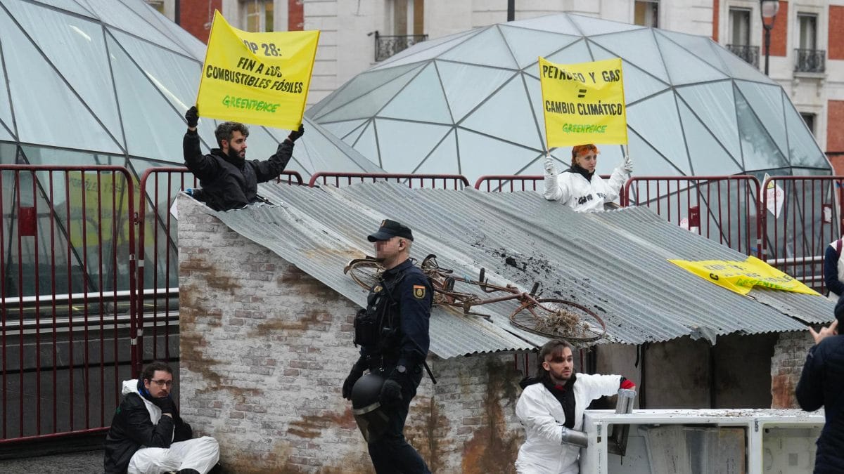 Activistas de Greenpeace recrean un «desastre climático» en la madrileña Puerta del Sol