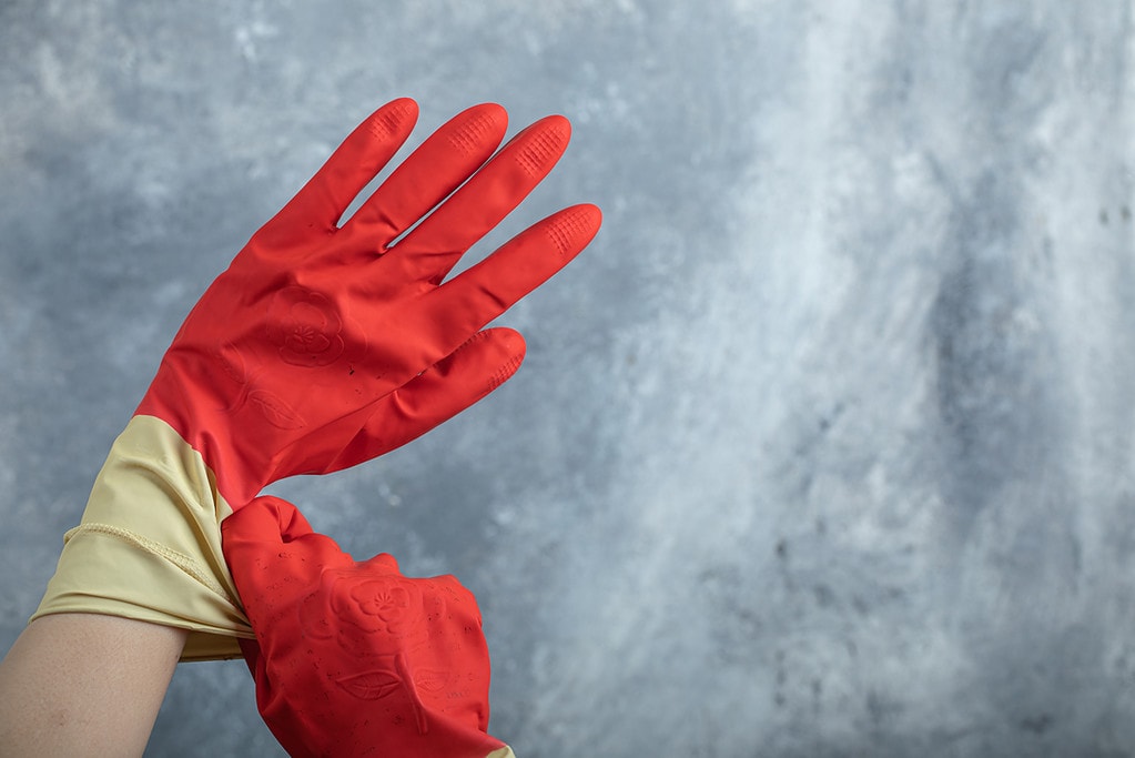 Usar guantes cuando limpiamos evita que la piel esté en contacto con productos químicos. (Fuente: Freepik/azerbaijan-stockers)