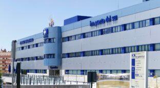 Operarse en la sanidad privada supone tres meses menos de espera que en la pública