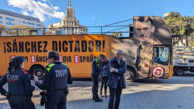 El PSOE exige a Hazte Oír retirar las imágenes de Sánchez caracterizado como Hitler