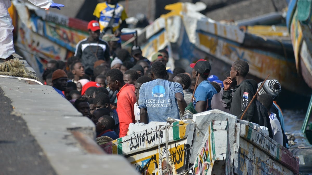 Desembarcan a 122 inmigrantes de dos cayucos en El Hierro