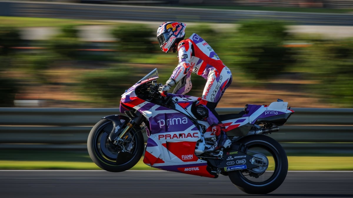 El piloto Jorge Martín desquicia a ‘Pecco’ Bagnaia en Valencia y le manda a la repesca