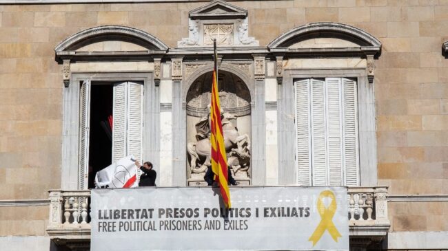 Europa abre una vía para prohibir los símbolos 'indepes' que portan los empleados públicos