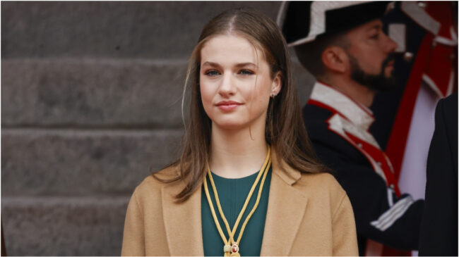 Leonor y su look más maduro y formal en el Congreso: abrigo y bolso, del armario de Letizia