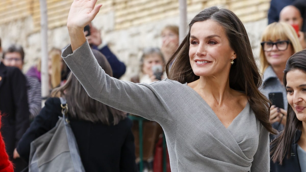 La reina Letizia reaparece espléndida tras la polémica por su seriedad en la jura de Leonor