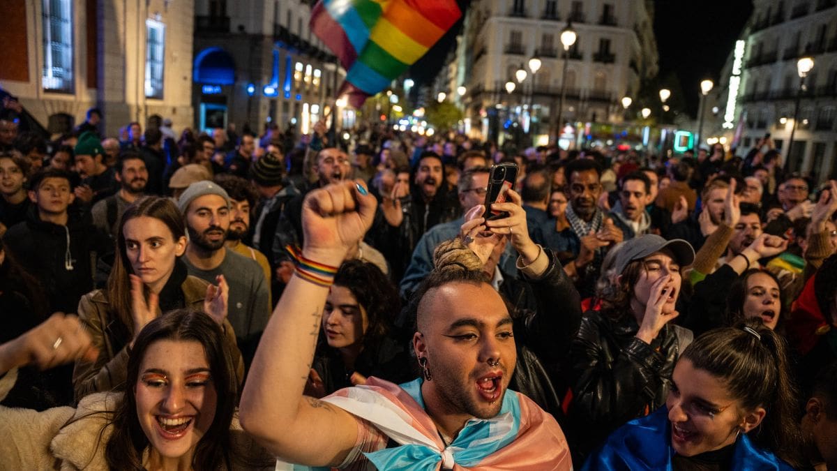 Cientos de personas se manifiestan contra la modificación de la ley ‘trans’ de Díaz Ayuso