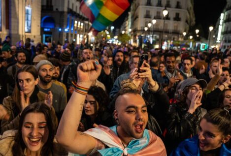 Cientos de personas se manifiestan contra la modificación de la ley 'trans' de Díaz Ayuso