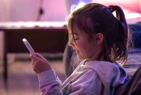 Los pediatras advierten sobre el mal uso de las pantallas en menores y animan a regular