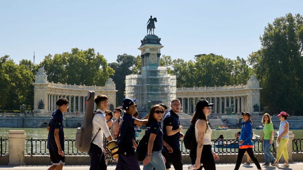 Turistas visitan Madrid. 