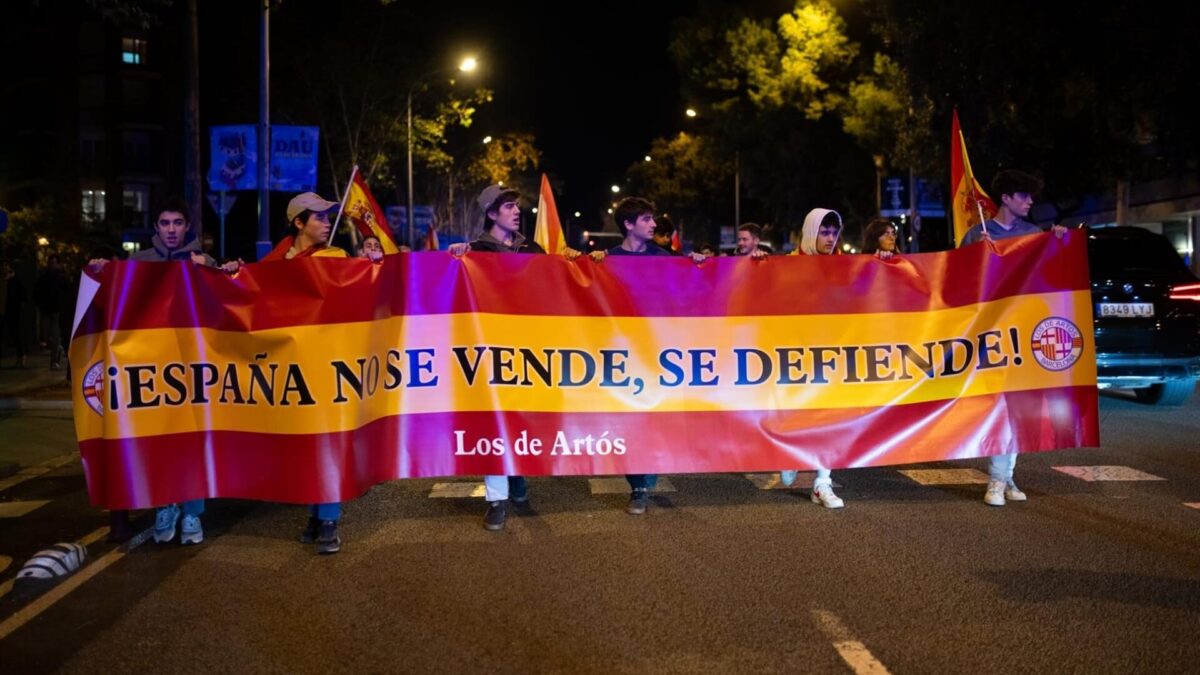 Cientos de personas se concentran junto a la sede del PSOE de Ferraz por decimosexto día