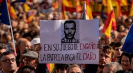 Ferraz se divide en dos: una manifestación en apoyo a Sánchez y otra en su contra