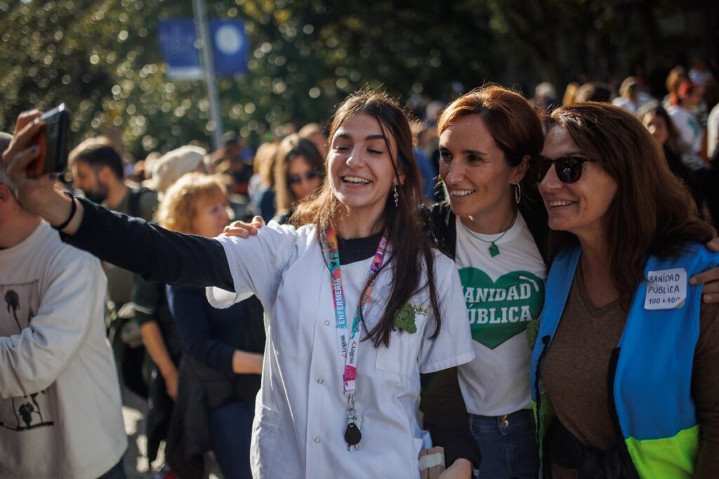Mónica García en una manifestación contra el desmantelamiento de la Atención Primaria