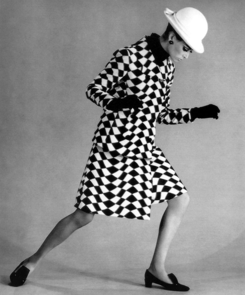 Modelo de los años 60 con estilismo en blanco y negro. (Fuente: Pinterest)