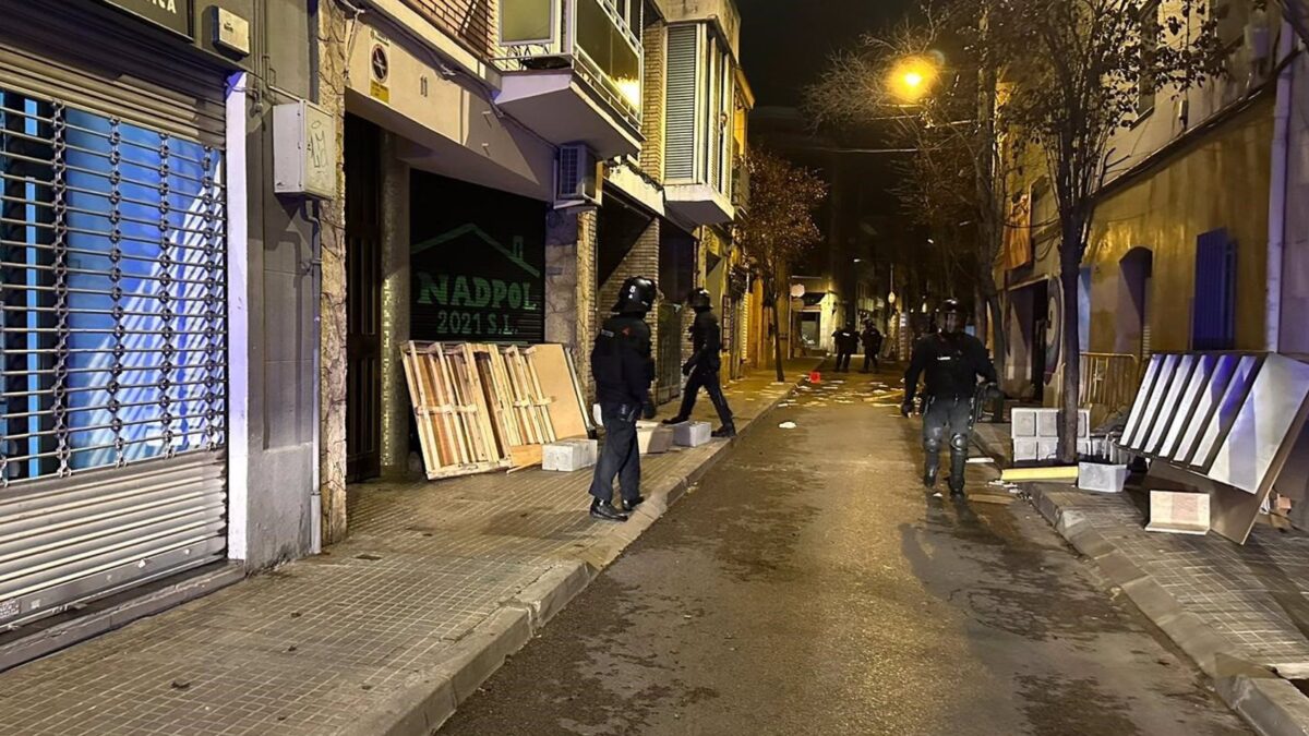 Los Mossos empiezan a desalojar la casa okupa Lakasa Estudinou en Santa Coloma (Barcelona)