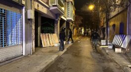 Los Mossos empiezan a desalojar la casa okupa Lakasa Estudinou en Santa Coloma (Barcelona)
