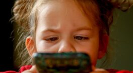 Estos son los peligros a los que podrían enfrentarse los niños al usar el móvil