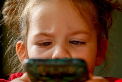 Estos son los peligros a los que podrían enfrentarse los niños al usar el móvil