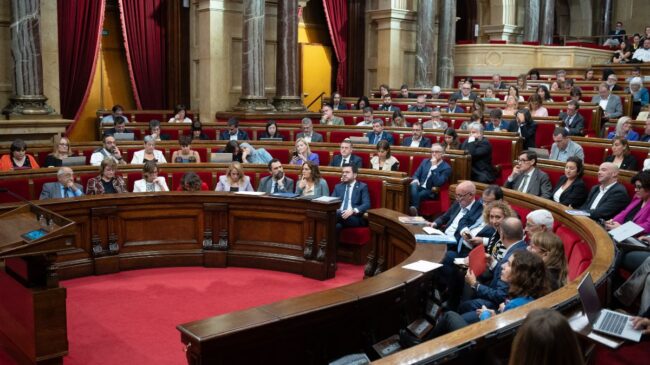 Junts y ERC se abstienen en una moción de la CUP para celebrar un referéndum ya