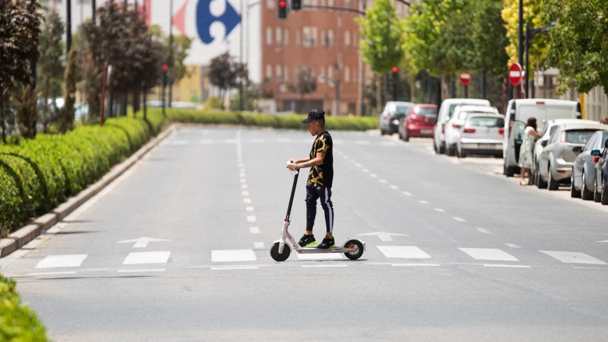 Renfe prohíbe acceder con patinetes eléctricos a sus trenes tras las explosiones registradas