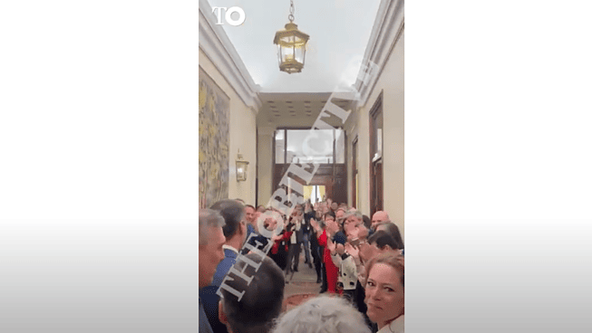 Sánchez es aclamado en los pasillos del Congreso tras ser investido presidente