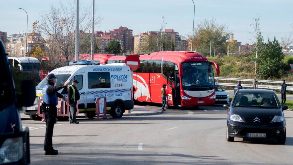 Autobuses fletados por el PSOE para trasladar a sus militantes a IFEMA. Foto: Alberto Ortega (Europa Press)