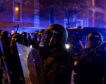 La Policía disuelve con cargas la protesta en Ferraz tras el lanzamiento de objetos a agentes
