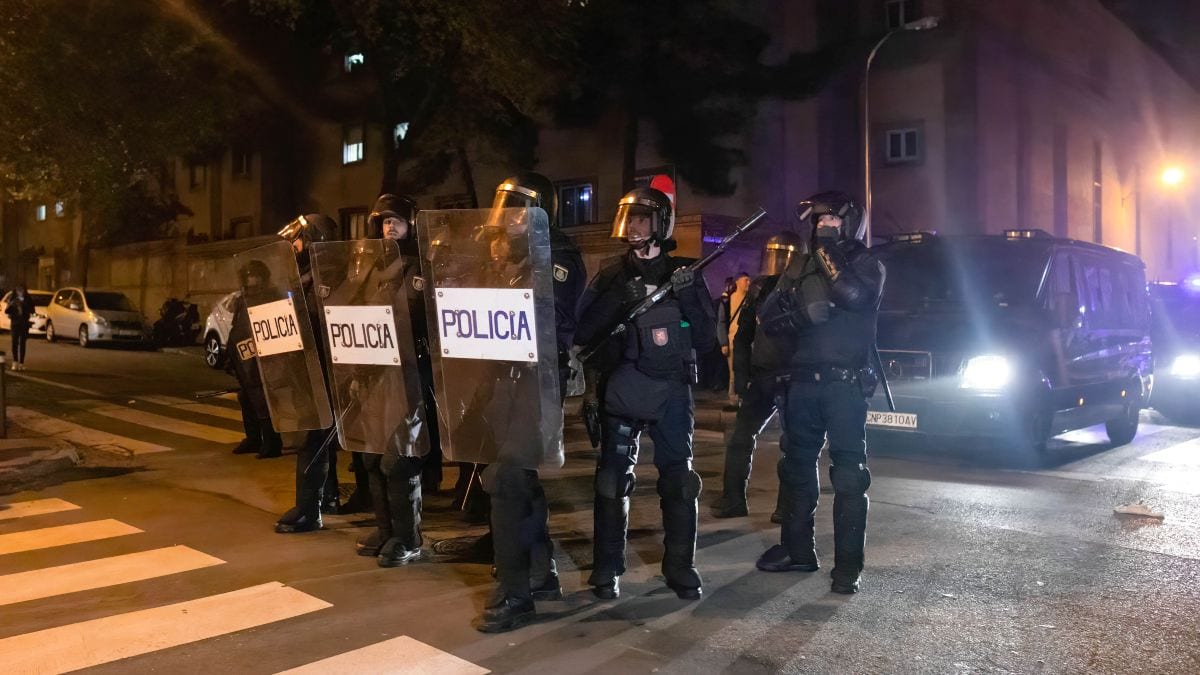 ‘El Mundo’ y ‘El Español’ estudian demandar a la Policía por la detención de dos periodistas