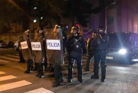 'El Mundo' y 'El Español' estudian demandar a la Policía por la detención de dos periodistas