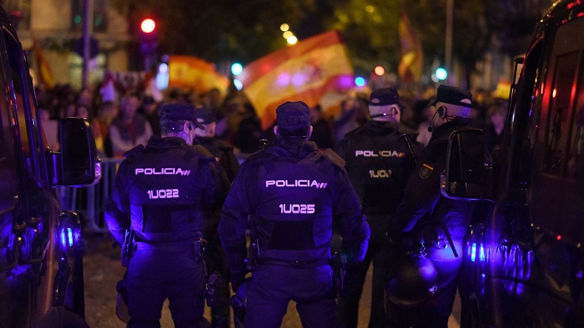 La Policía carga contra los manifestantes en la novena jornada de protestas en Ferraz