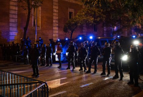 Críticas a la actuación policial en Ferraz tras la detención de periodistas y otros manifestantes
