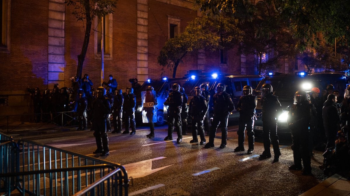 Críticas a la actuación policial en Ferraz tras la detención de periodistas y otros manifestantes