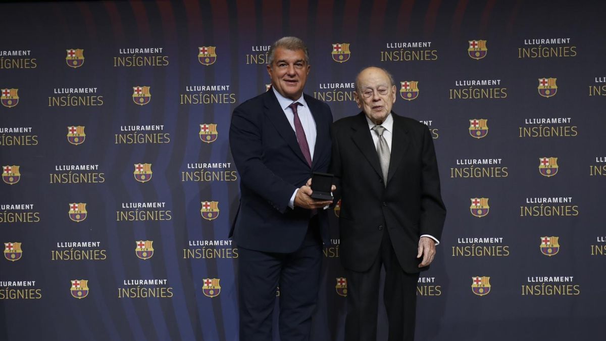 Jordi Pujol recibe la insignia de oro y brillantes del FC Barcelona