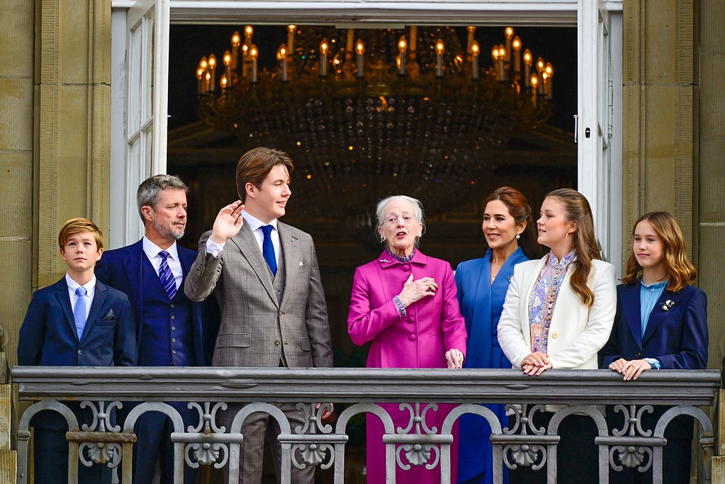 La reina Margarita junto a sus nietos
