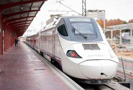 Llega a Oviedo el tren de alta velocidad que inaugura la Variante de Pajares