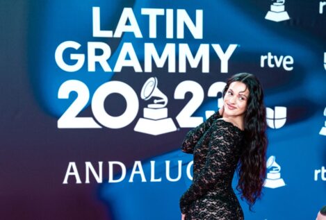 Rosalía arranca la edición más española de los Latin Grammy cantando por Rocío Jurado