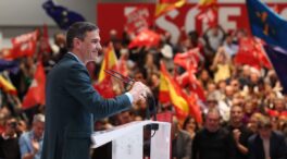 Sánchez se envuelve en un mar de banderas de España para apaciguar la crisis de la amnistía