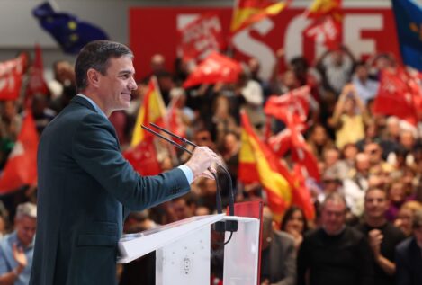 Sánchez se envuelve en un mar de banderas de España para apaciguar la crisis de la amnistía