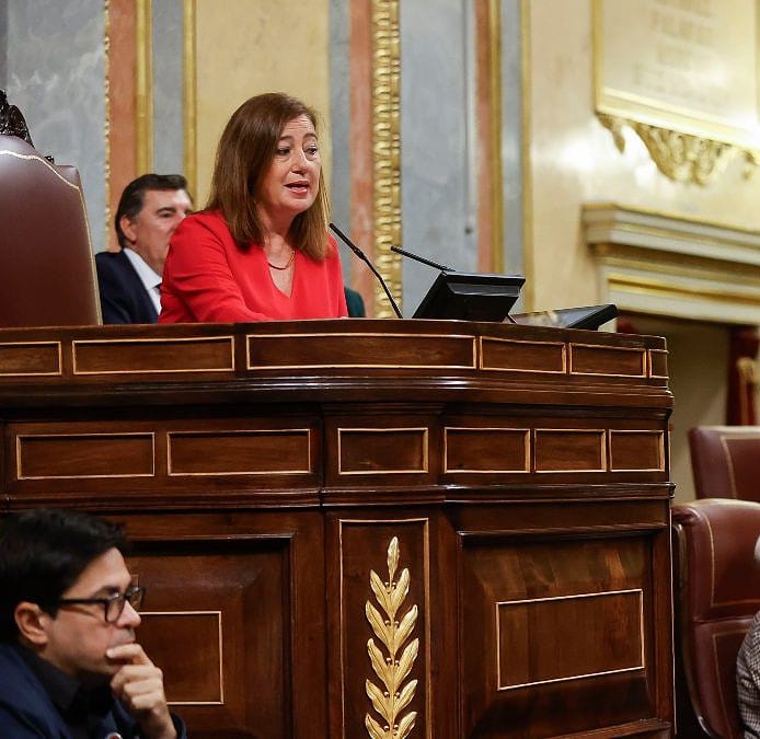 Pedro Sánchez utiliza su investidura para cargar duramente contra PP y Vox