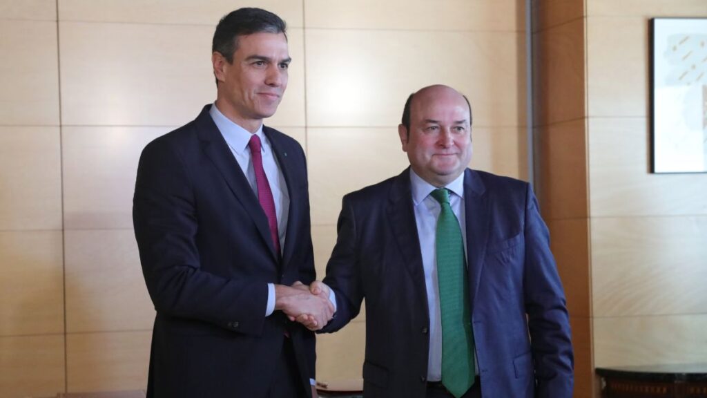 Pedro Sánchez y Andoni Ortuzar, se saluda tras firmar el acuerdo de investidura.
