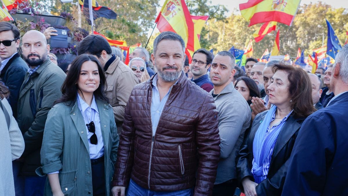 Feijóo y Abascal hablan por WhatsApp antes de ir a Cibeles, donde no han posado juntos